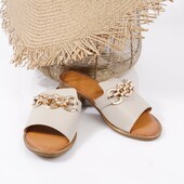 On adooore ces mules 💕 look pour l'été 🏖️☀️
.
★Sandales Loly 29,90 € ★
.
.
#summer #lookdujour #chaussuresmode #modefemme #falbalaboutique #mulesplates #beige